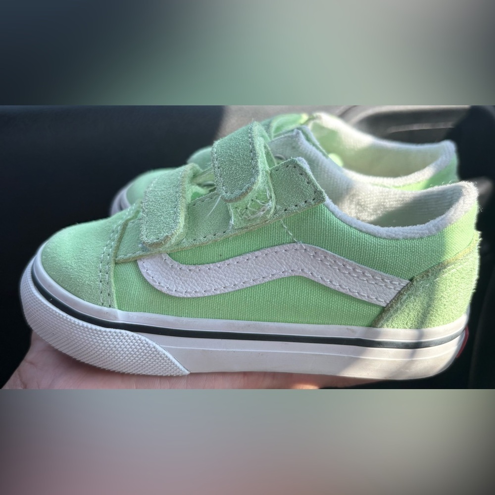 Toddler 6C Vans Kids Low-Top Velcro Sneakers in Mint Green and White